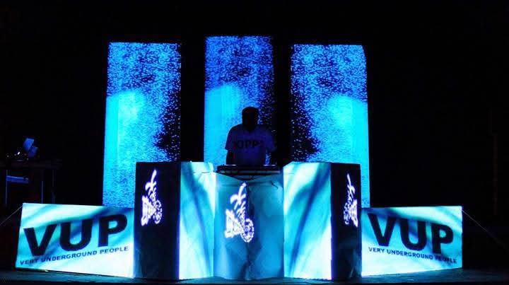 Scenografia illuminata da videomapping blu e ciano con pannelli VUP.